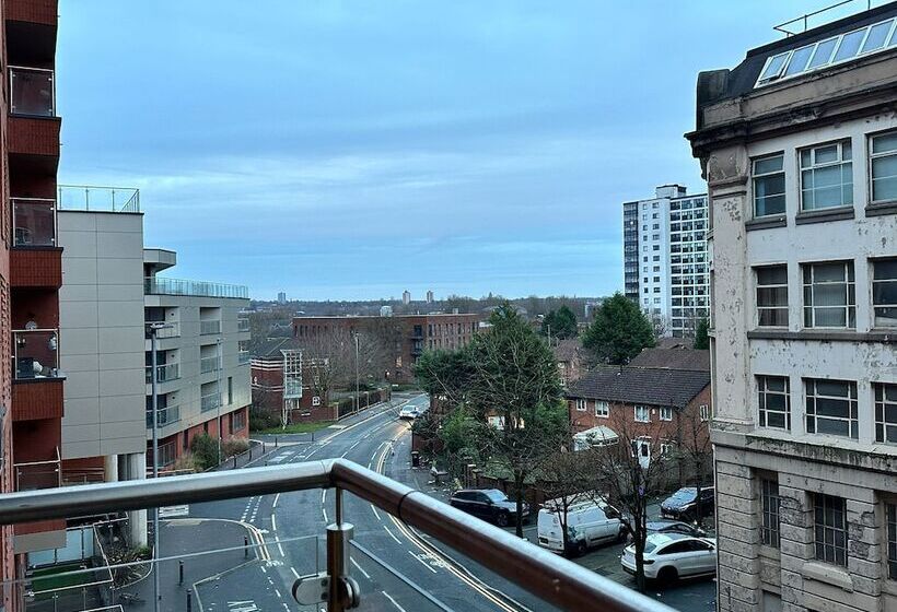 Adelphi Wharf Apartments By Beehosting