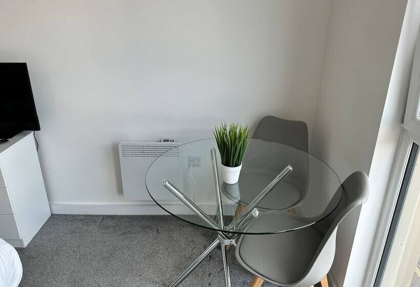 Adelphi Wharf Apartments By Beehosting