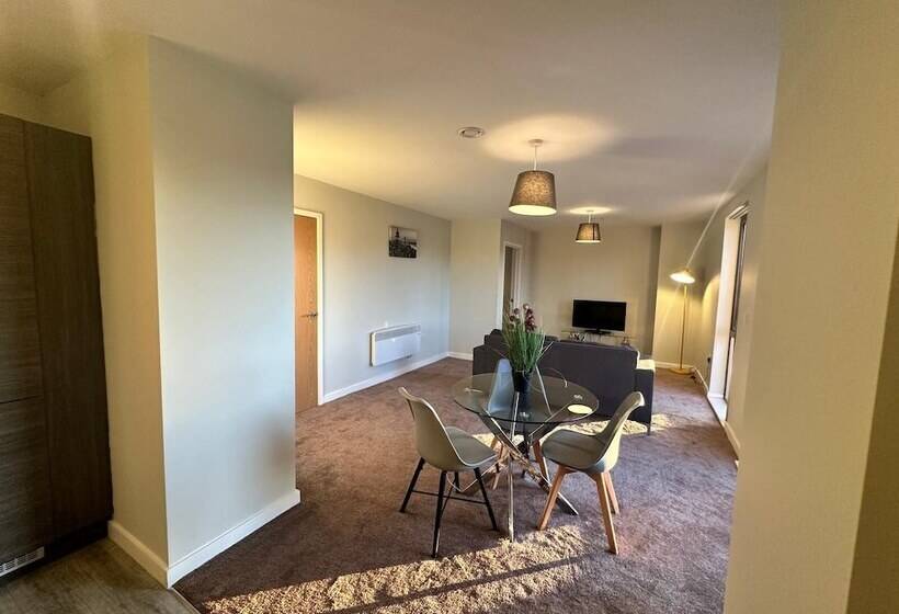 Adelphi Wharf Apartments By Beehosting