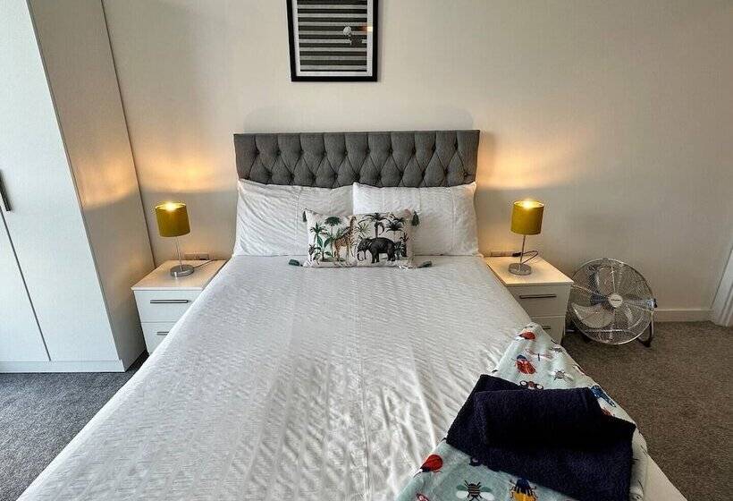 Adelphi Wharf Apartments By Beehosting