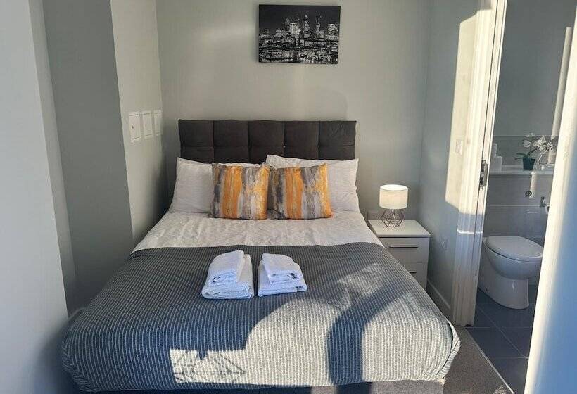 Adelphi Wharf Apartments By Beehosting