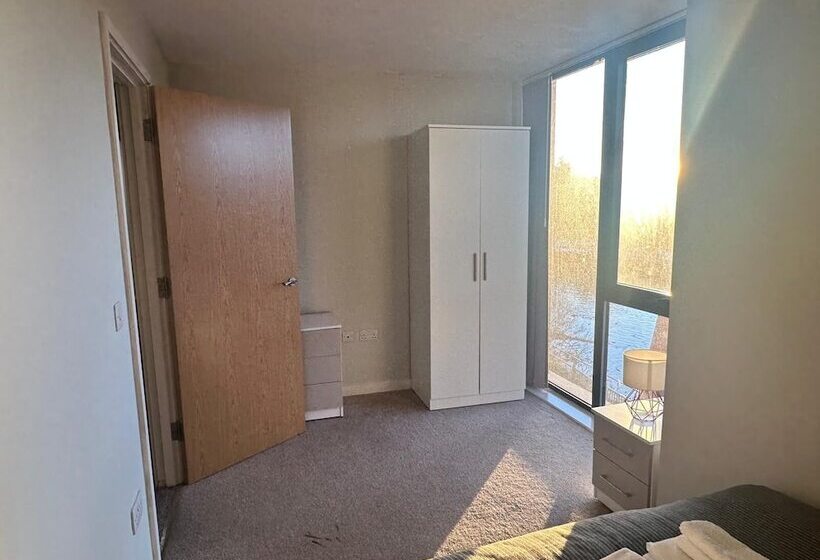 Adelphi Wharf Apartments By Beehosting