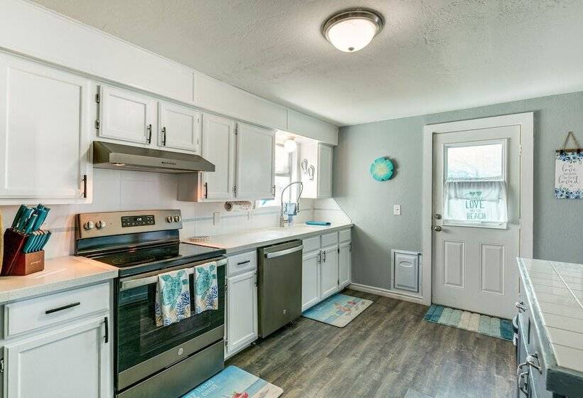 Aransas Pass Home W/ Fire Pit: 2 Mi To Redfish Bay