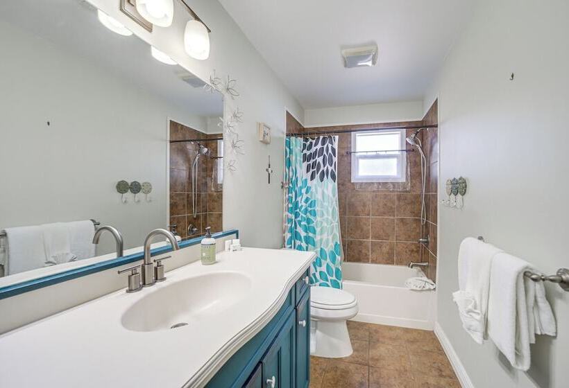 Artsy Cottonwood Home W/ Hot Tub, Walk To Wineries