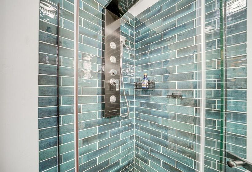 Artsy Cottonwood Home W/ Hot Tub, Walk To Wineries