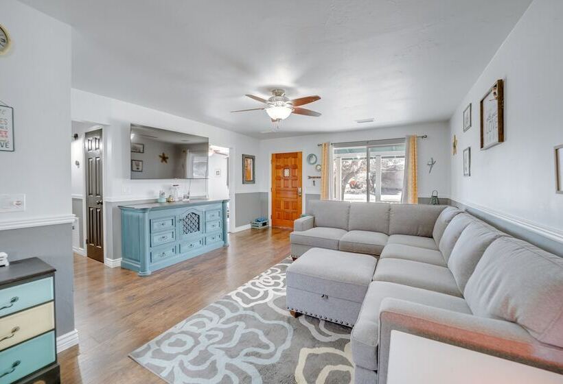 Artsy Cottonwood Home W/ Hot Tub, Walk To Wineries