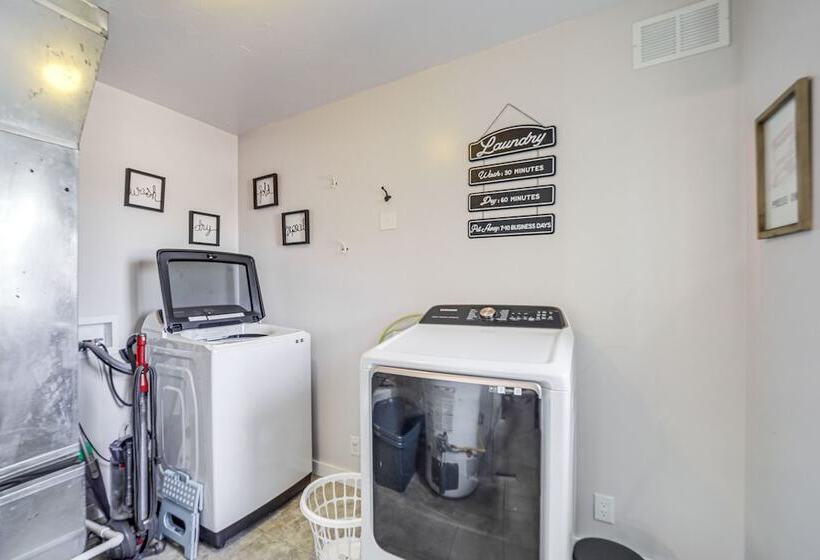 Artsy Cottonwood Home W/ Hot Tub, Walk To Wineries