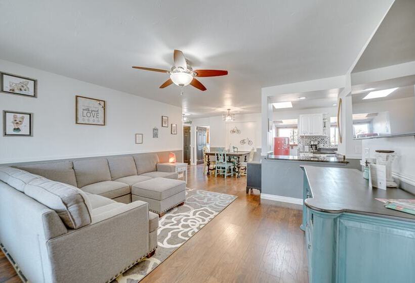 Artsy Cottonwood Home W/ Hot Tub, Walk To Wineries