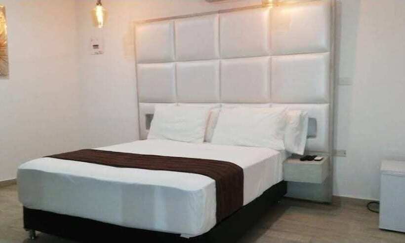 Aw Hotel Holidays Palace