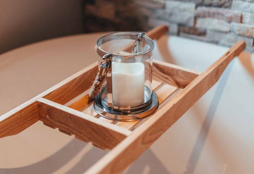 Beautiful Cottage In Idyllic Countryside Setting