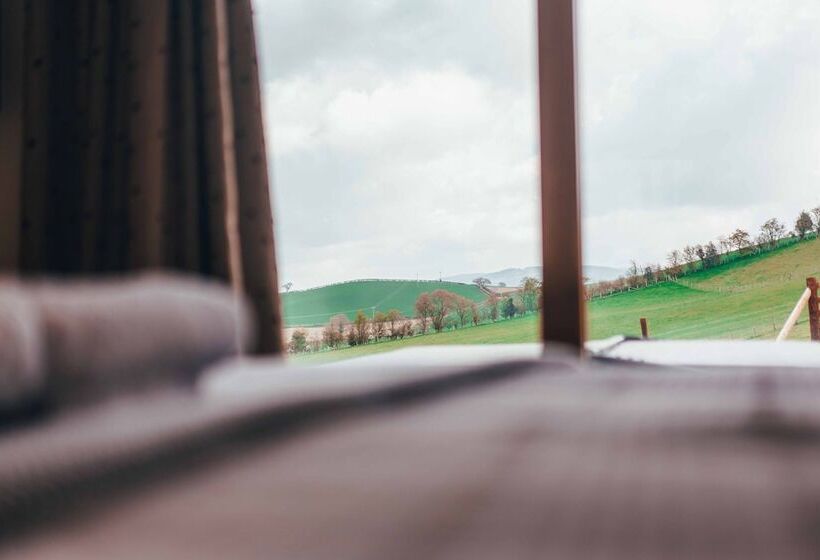 Beautiful Cottage In Idyllic Countryside Setting