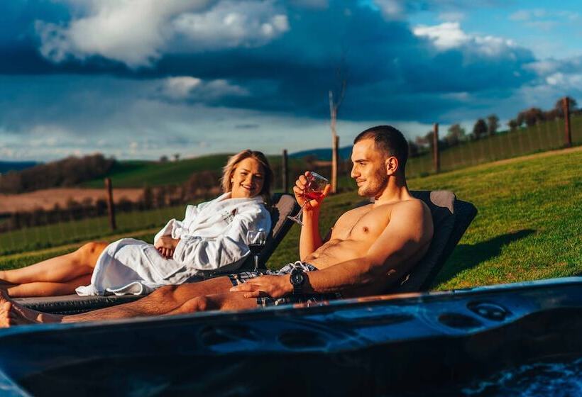 Beautiful Cottage In Idyllic Countryside Setting