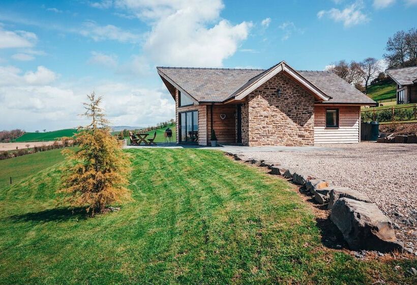 Beautiful Cottage In Idyllic Countryside Setting