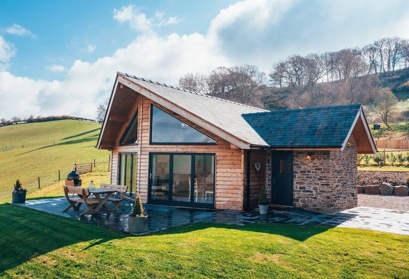 Beautiful Cottage In Idyllic Countryside Setting