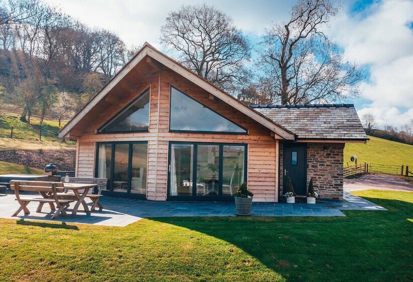 Beautiful Cottage In Idyllic Countryside Setting