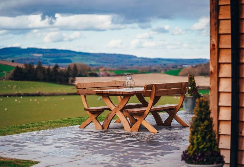 Beautiful Cottage In Idyllic Countryside Setting