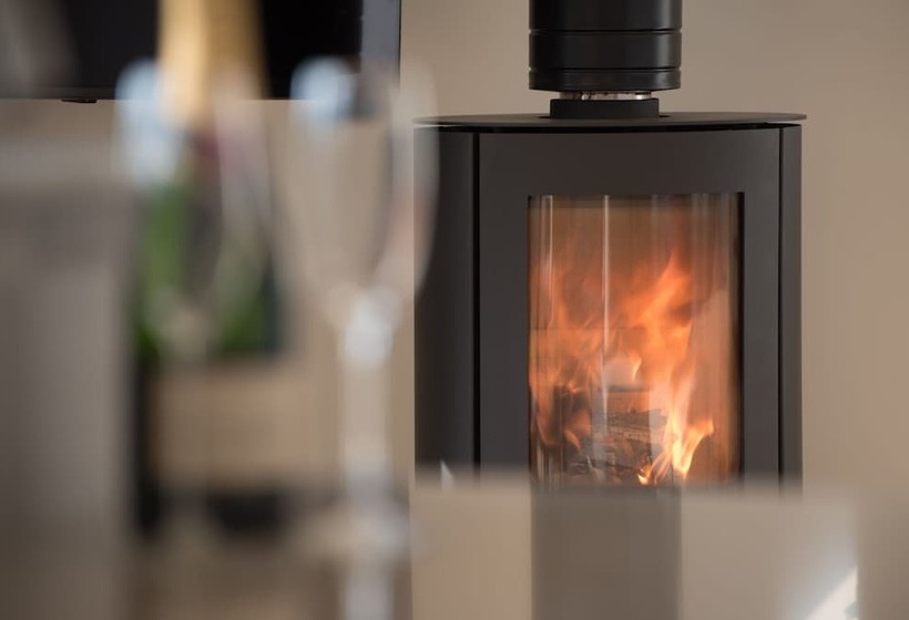 Beautiful Cottage In Idyllic Countryside Setting