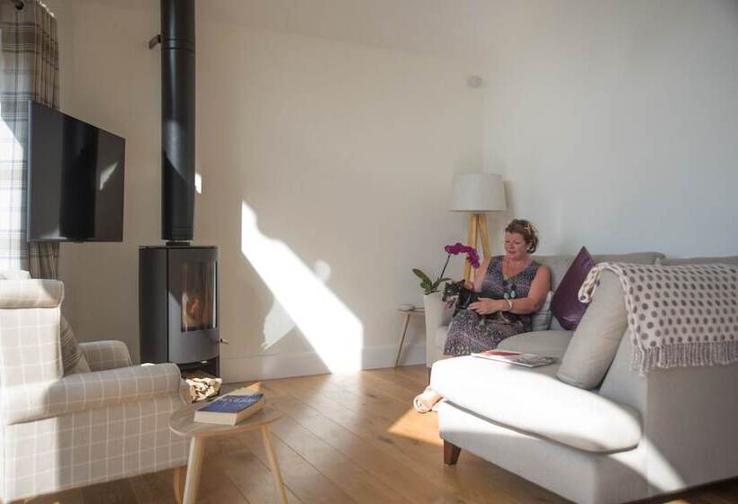 Beautiful Cottage In Idyllic Countryside Setting