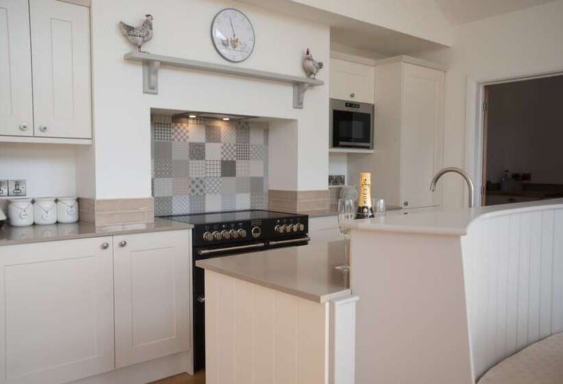 Beautiful Cottage In Idyllic Countryside Setting