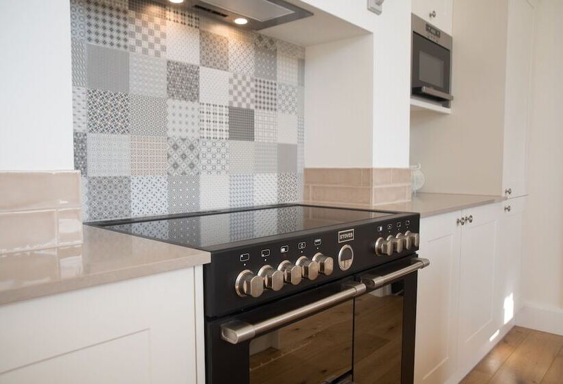 Beautiful Cottage In Idyllic Countryside Setting