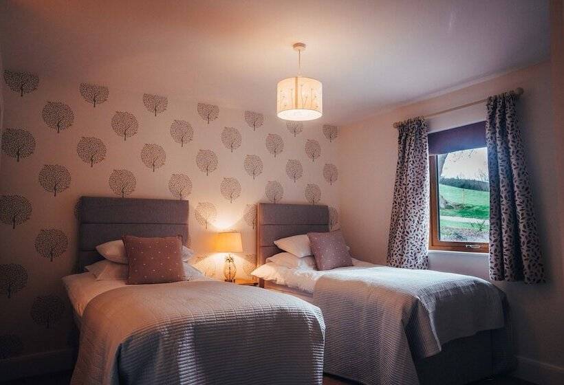 Beautiful Cottage In Idyllic Countryside Setting