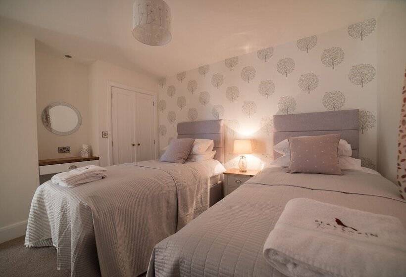 Beautiful Cottage In Idyllic Countryside Setting