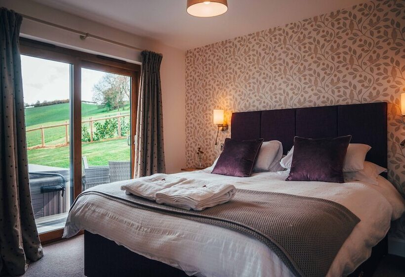 Beautiful Cottage In Idyllic Countryside Setting