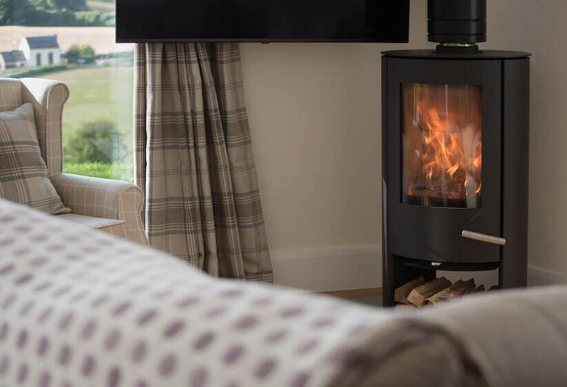 Beautiful Cottage In Idyllic Countryside Setting