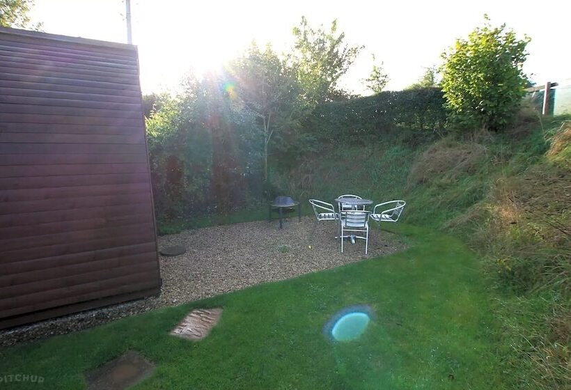 Beautiful Twin Glamping Pod In Salisbury