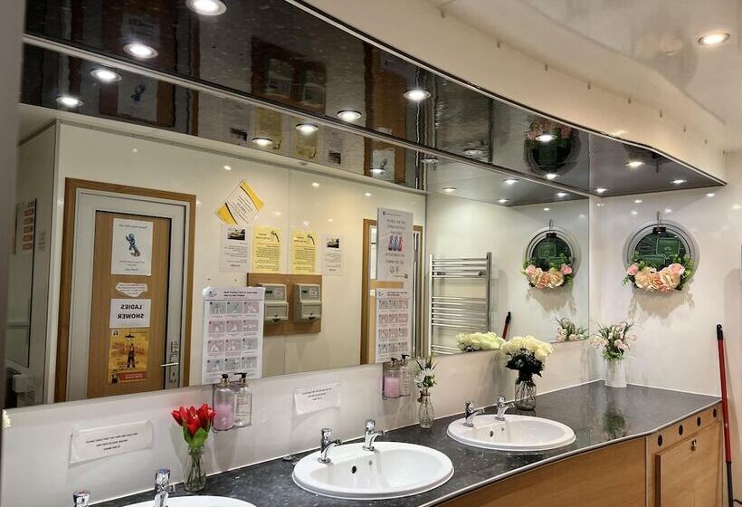 Beautiful Twin Glamping Pod In Salisbury