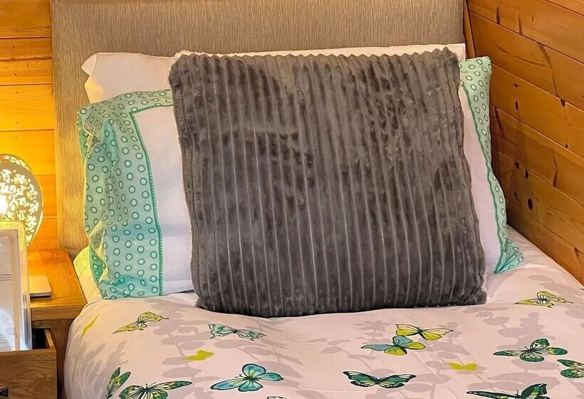 Beautiful Twin Glamping Pod In Salisbury