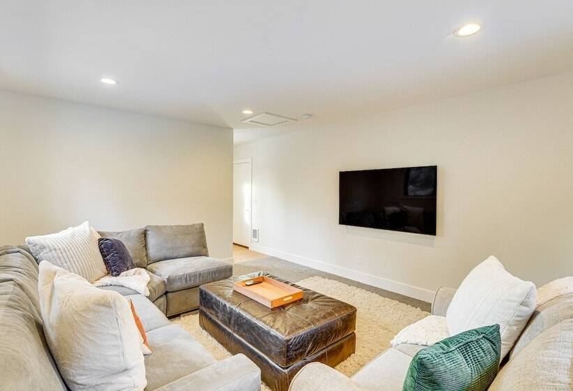 Bright Ketchum Retreat W/ Views & Private Hot Tub!