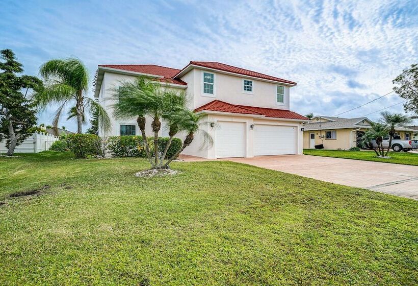 Hot Tub + Fire Pit: Spacious Cape Coral Oasis!
