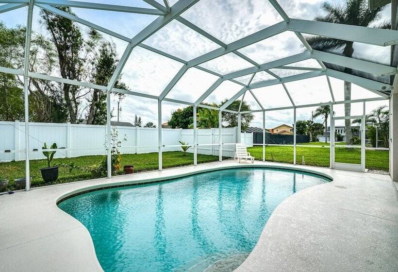 Hot Tub + Fire Pit: Spacious Cape Coral Oasis!