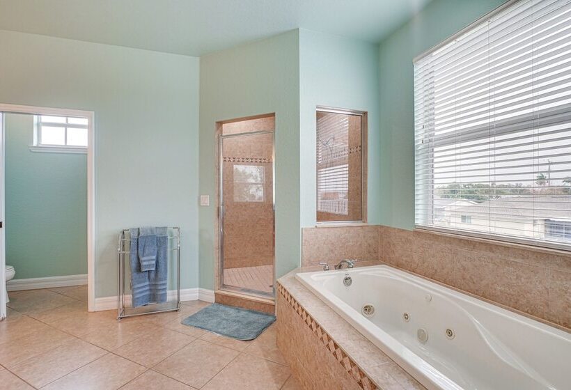 Hot Tub + Fire Pit: Spacious Cape Coral Oasis!