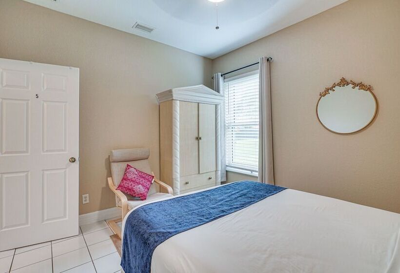 Hot Tub + Fire Pit: Spacious Cape Coral Oasis!