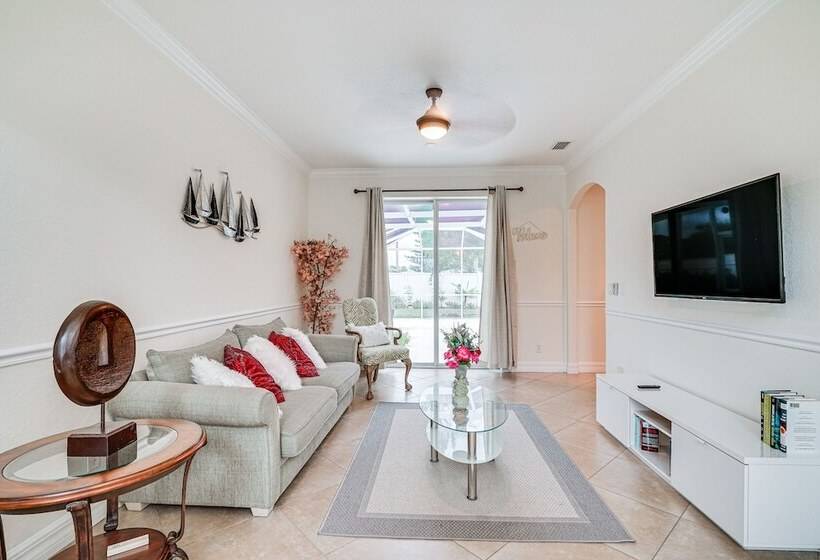 Hot Tub + Fire Pit: Spacious Cape Coral Oasis!