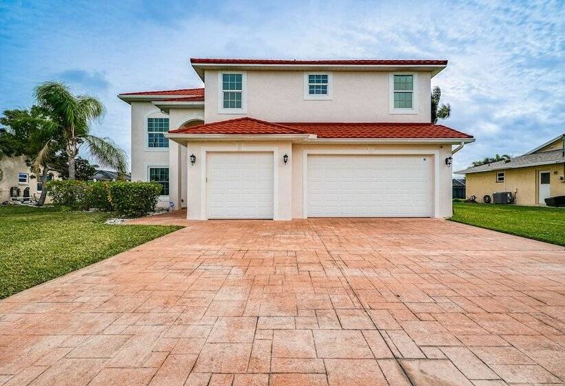 Hot Tub + Fire Pit: Spacious Cape Coral Oasis!