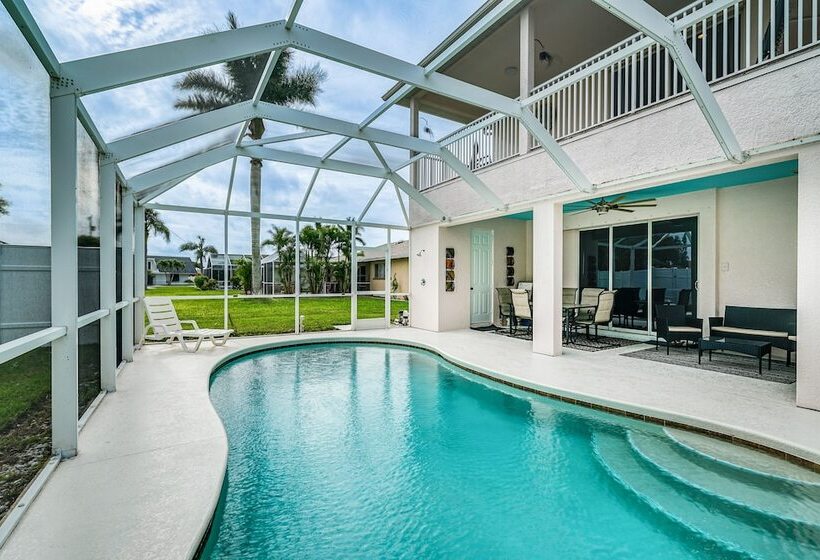 Hot Tub + Fire Pit: Spacious Cape Coral Oasis!