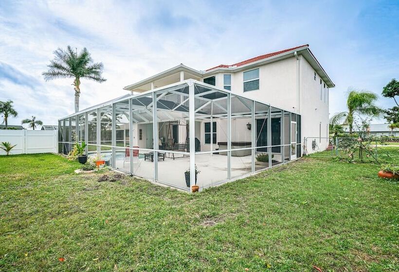 Hot Tub + Fire Pit: Spacious Cape Coral Oasis!