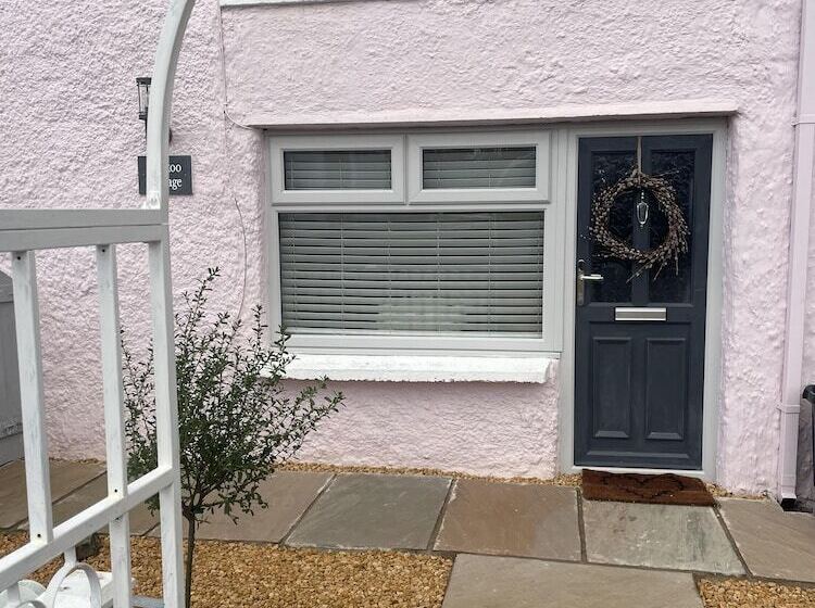 Charming 1 Bed Cottage In Brynmenyn