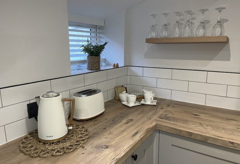 Charming 1 Bed Cottage In Brynmenyn