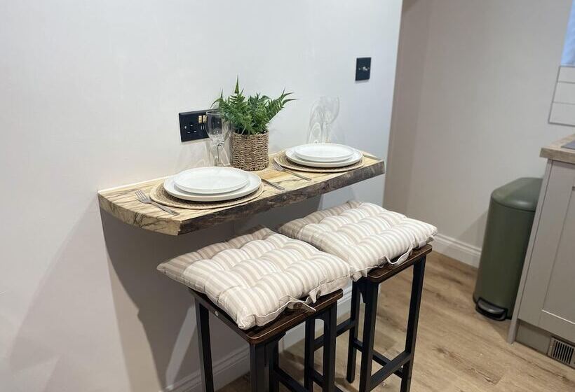 Charming 1 Bed Cottage In Brynmenyn