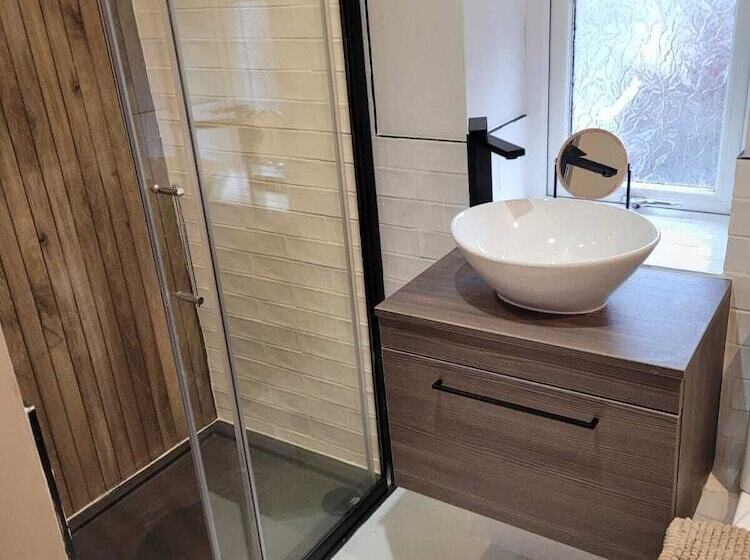 Charming 1 Bed Cottage In Brynmenyn