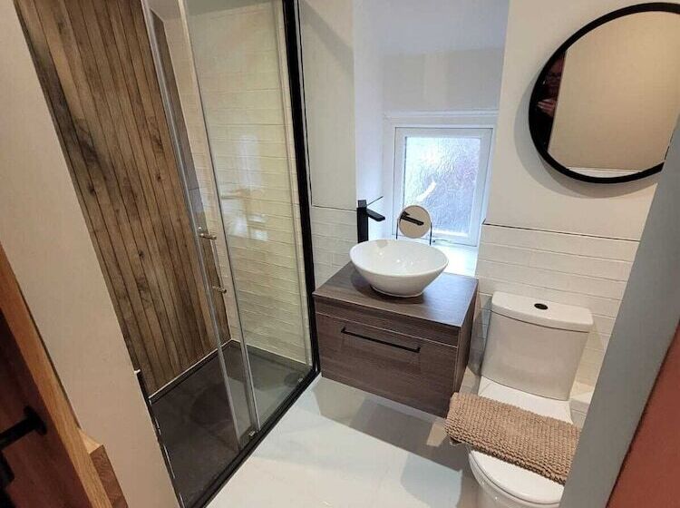 Charming 1 Bed Cottage In Brynmenyn