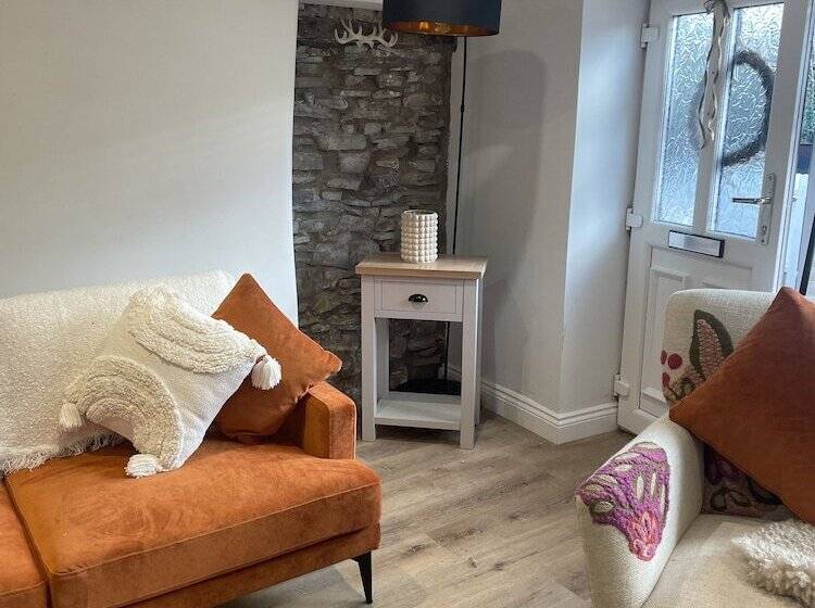 Charming 1 Bed Cottage In Brynmenyn