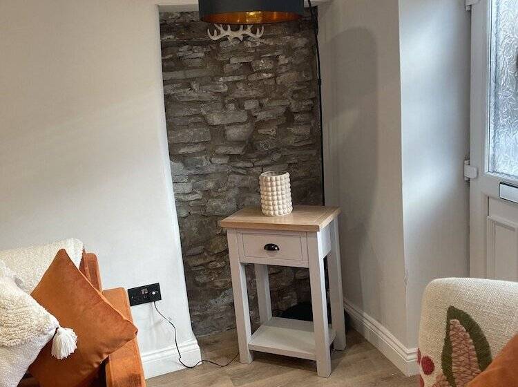 Charming 1 Bed Cottage In Brynmenyn