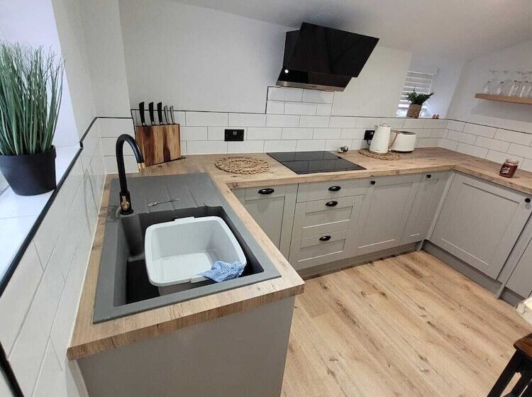 Charming 1 Bed Cottage In Brynmenyn