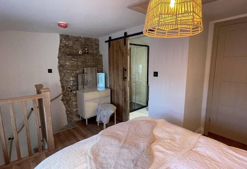 Charming 1 Bed Cottage In Brynmenyn