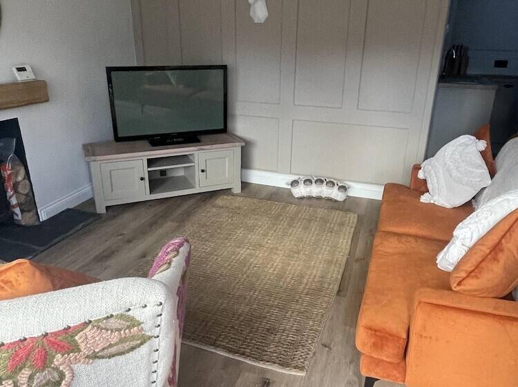 Charming 1 Bed Cottage In Brynmenyn